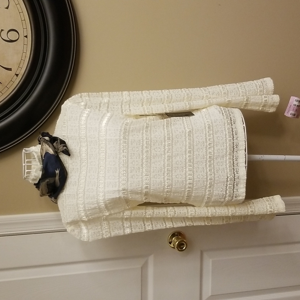 Gorgeous Classiques Entier cream lace top with scarf